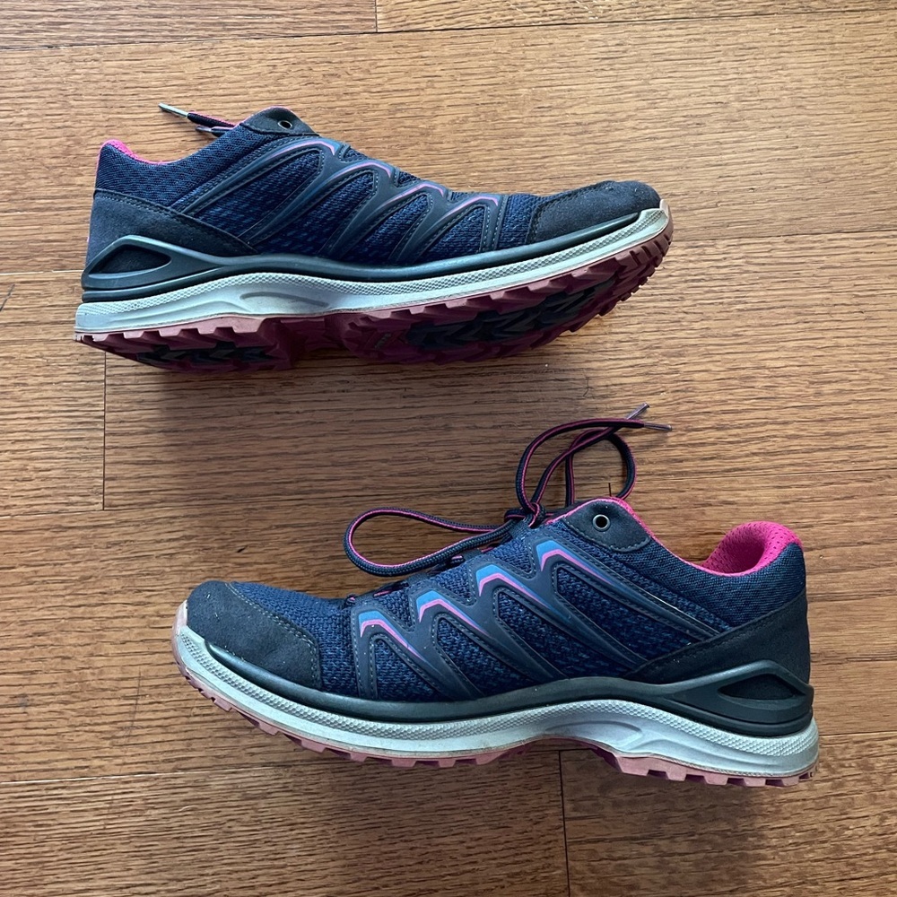 Lowa Maddox WS Women’s Hiking Sneakers Berry Navy 9.5 Outdoors Gorpcore Camping